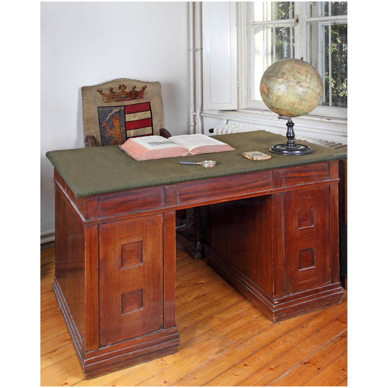 Fekete László otthoni íróasztala a karosszékével