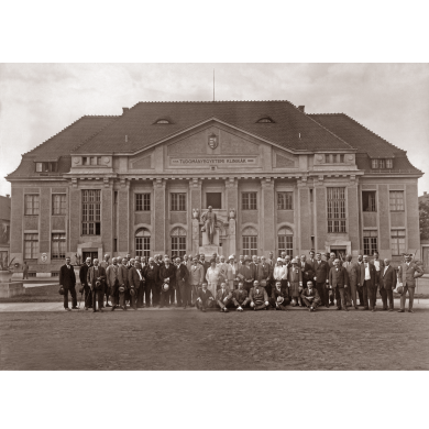 A közjegyzői egylet 1927. évi debreceni vándorgyűlésének résztvevői az egyetem épülete előtt